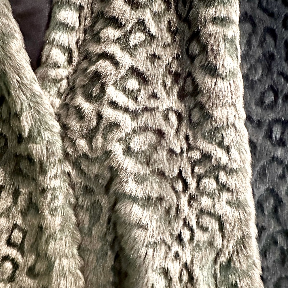 LIKE NEW Jones New York faux fur jacket with hoodie & pockets in dark blue/green - Picture 3 of 5